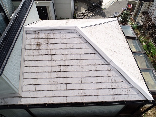 経年劣化している下屋根